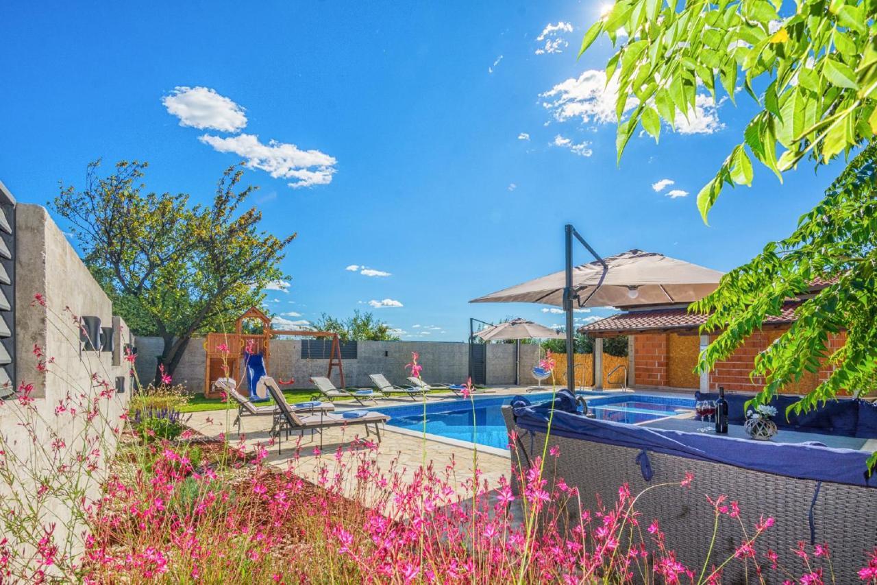 Holiday Home Tower With Private Pool, Sauna And Quads Smilcic Exterior photo